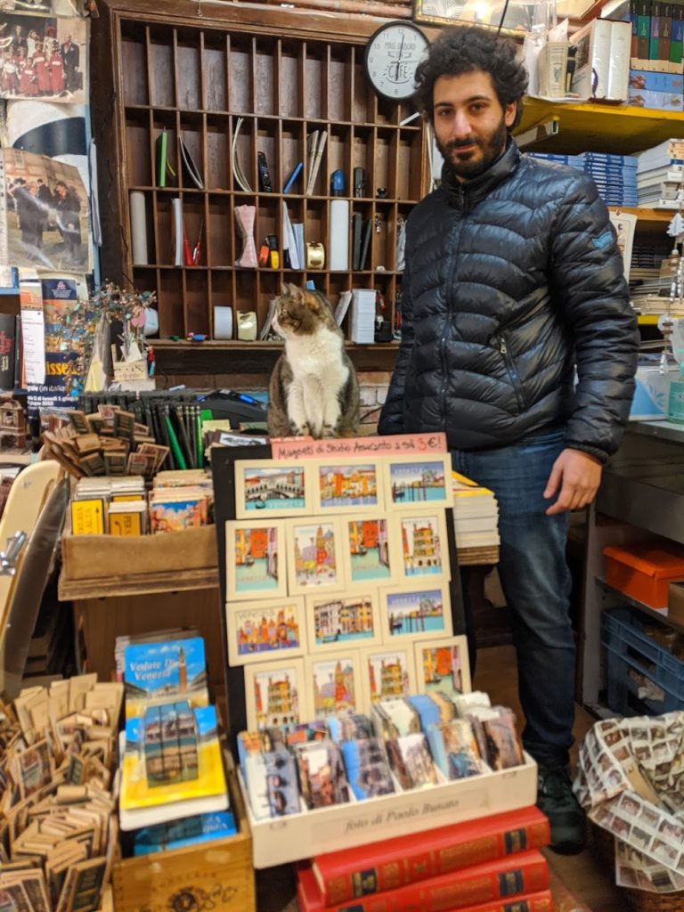 Le propriétaire de la Libraria Acqua Alta de Venise et un de ses chats